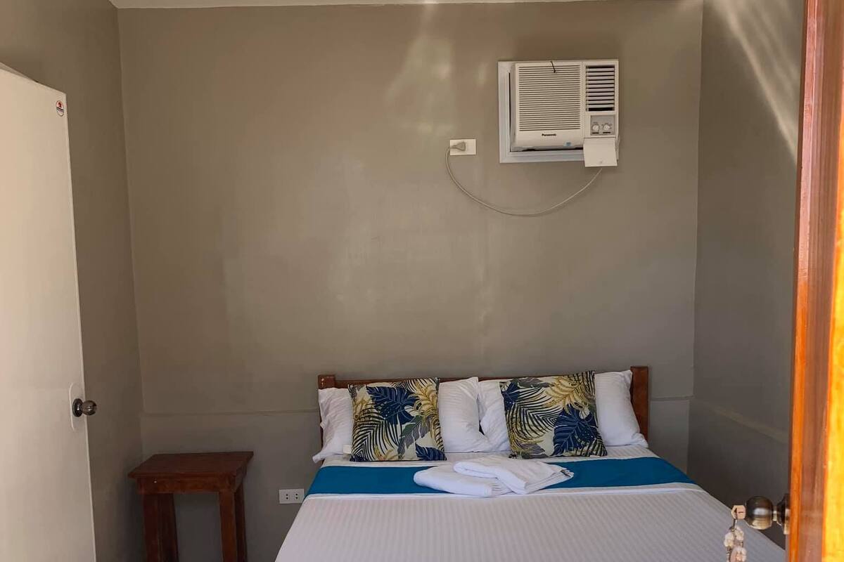 Desk, laptop workspace, WiFi (free), bed sheets