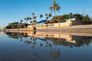 Vit sandstrand och strandhanddukar