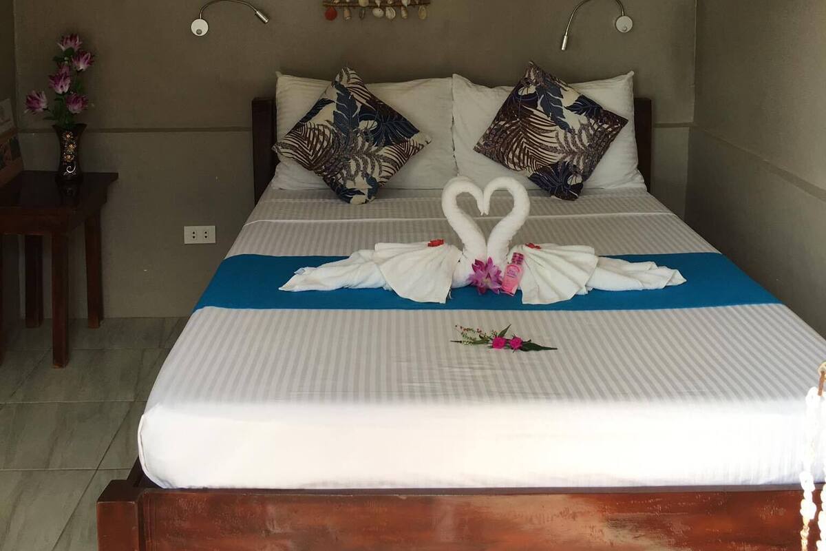 Desk, laptop workspace, WiFi (free), bed sheets