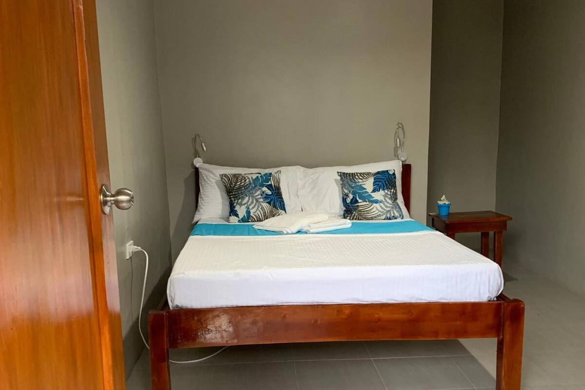 Studio 4 | Desk, laptop workspace, WiFi (free), bed sheets