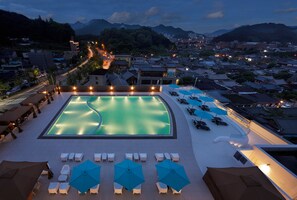 Seasonal outdoor pool, pool cabanas (surcharge), lifeguards on site - Lahan Hotel Jeonju (Jeonju)