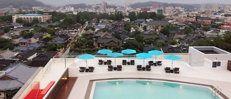 Seasonal outdoor pool, pool cabanas (surcharge), lifeguards on site