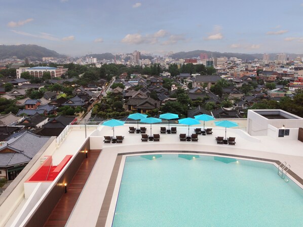 Seasonal outdoor pool, pool cabanas (surcharge), lifeguards on site - Lahan Hotel Jeonju (Jeonju)