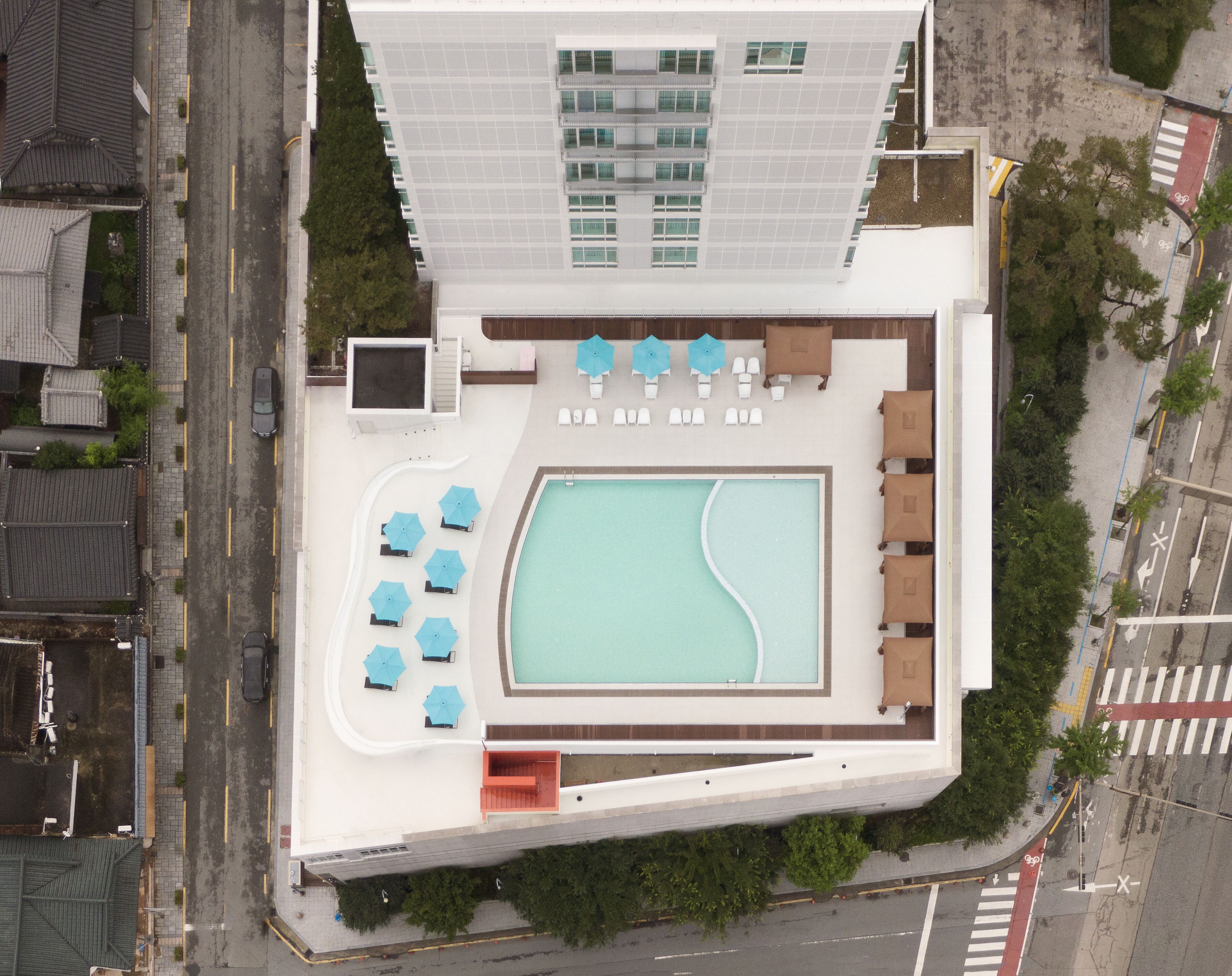 seasonal outdoor pool, pool cabanas (surcharge), lifeguards on site
