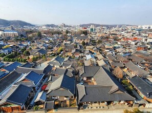 A traditional Japanese town with narrow streets and traditional buildings. - Lahan Hotel Jeonju (Jeonju)