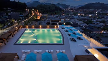 Seasonal outdoor pool, pool cabanas (surcharge), lifeguards on site