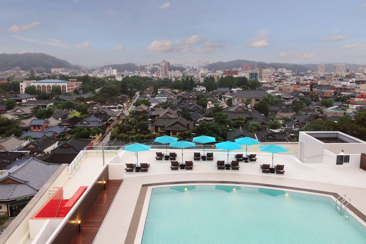 Safe på rommet, skrivebord, blendingsgardiner og wi-fi (inkludert)