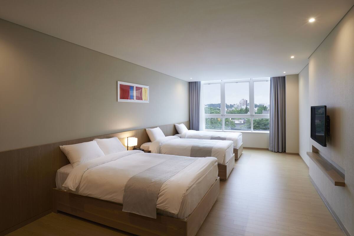 Triple Room, Hanok View | Coffres-forts dans les chambres, bureau, rideaux occultants