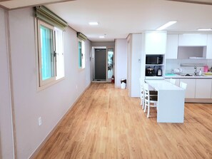 Televisión de pantalla plana, piso con calefacción