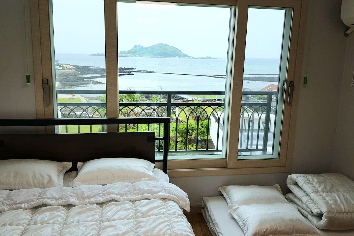Family Room (3F) | WiFi (free)