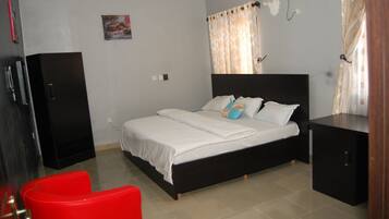 Royal Suite | Minibar, in-room safe, desk, laptop workspace