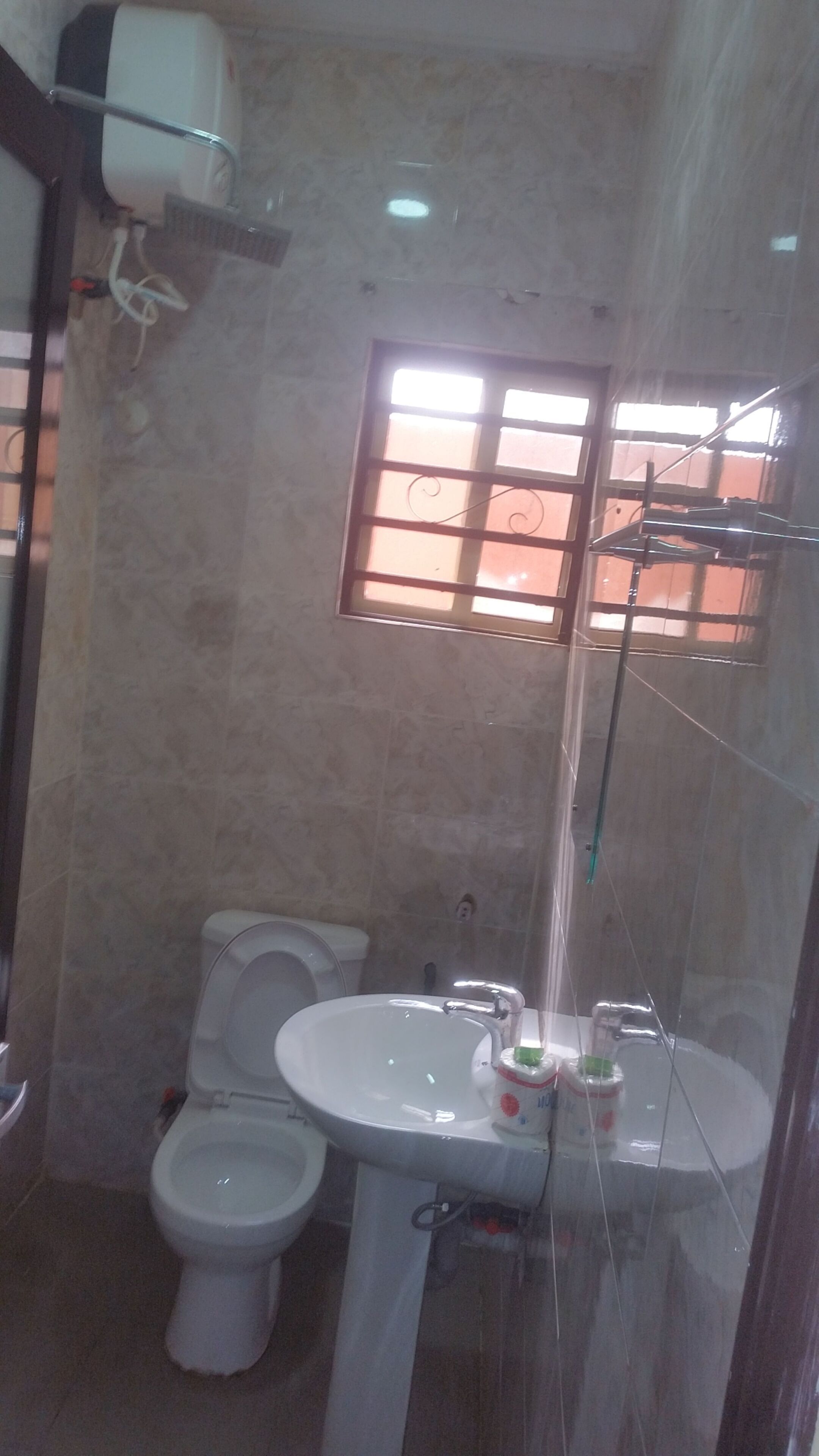 Deluxe Room | Bathroom | Towels, soap, shampoo, toilet paper