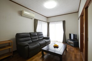 独立别墅 (Private Vacation Home) | 起居区 | 28-英寸电视 （配备有线频道）、玩具