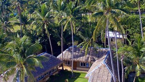 Aerial view - Pura Vida Cabilao (Loon)