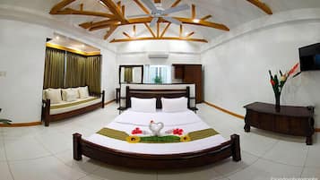 Honeymoon Suite | In-room safe, bed sheets