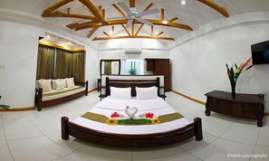 Honeymoon Suite | In-room safe, bed sheets