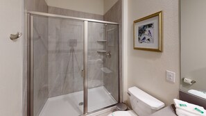 Chuveiro, secador de cabelo, toalhas de banho, shampoo