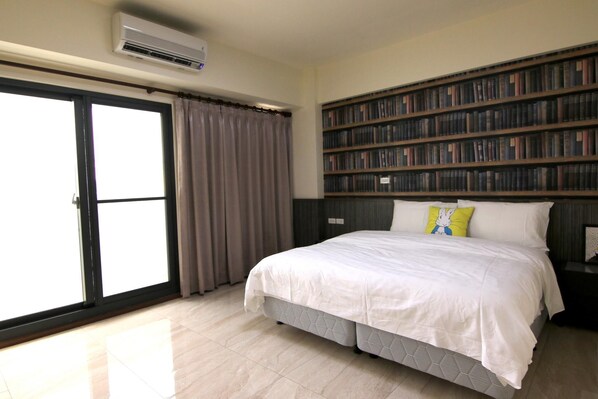 Blackout curtains, free WiFi, bed sheets