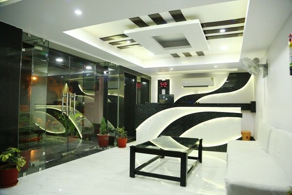 Télévision LCD de 32 pouces avec chaînes par câble, espaces bureaux