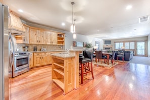 Private kitchen | Fridge, microwave, oven, stovetop