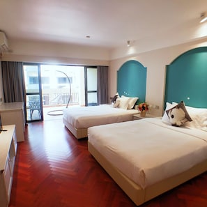 Blackout drapes, free WiFi, bed sheets