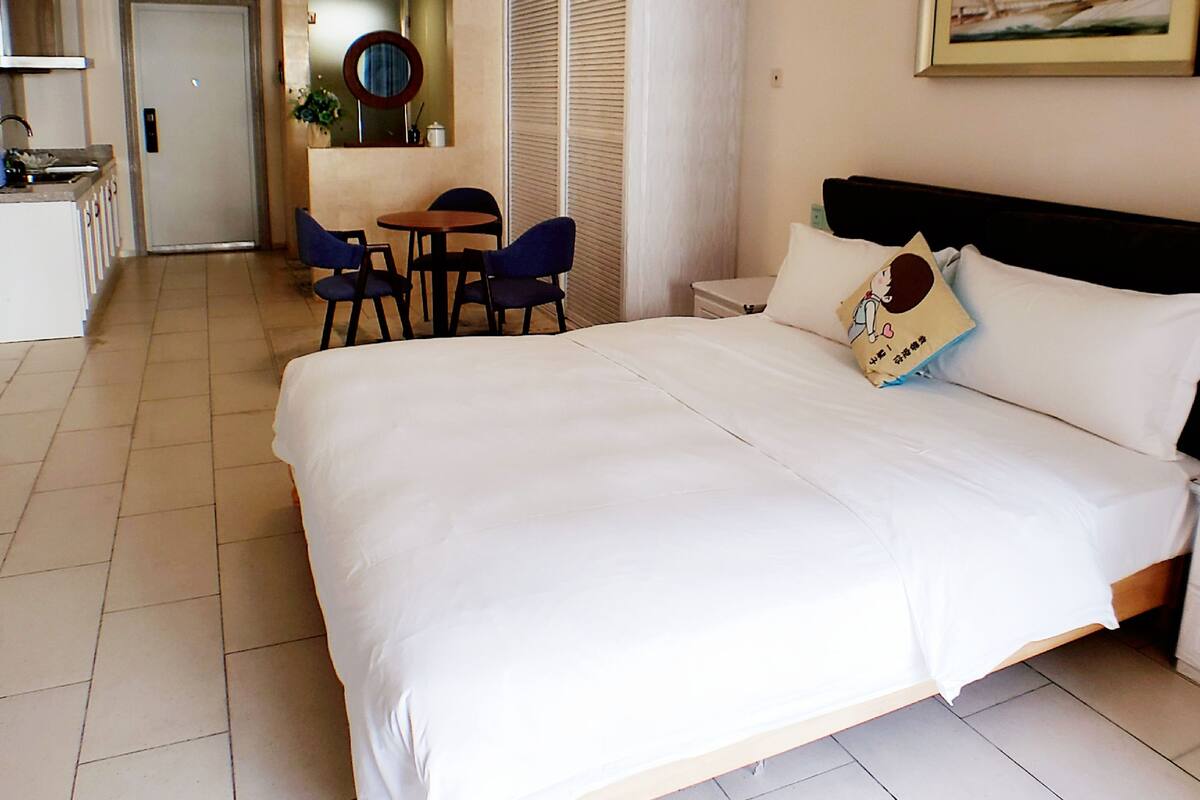Blackout drapes, free WiFi, bed sheets