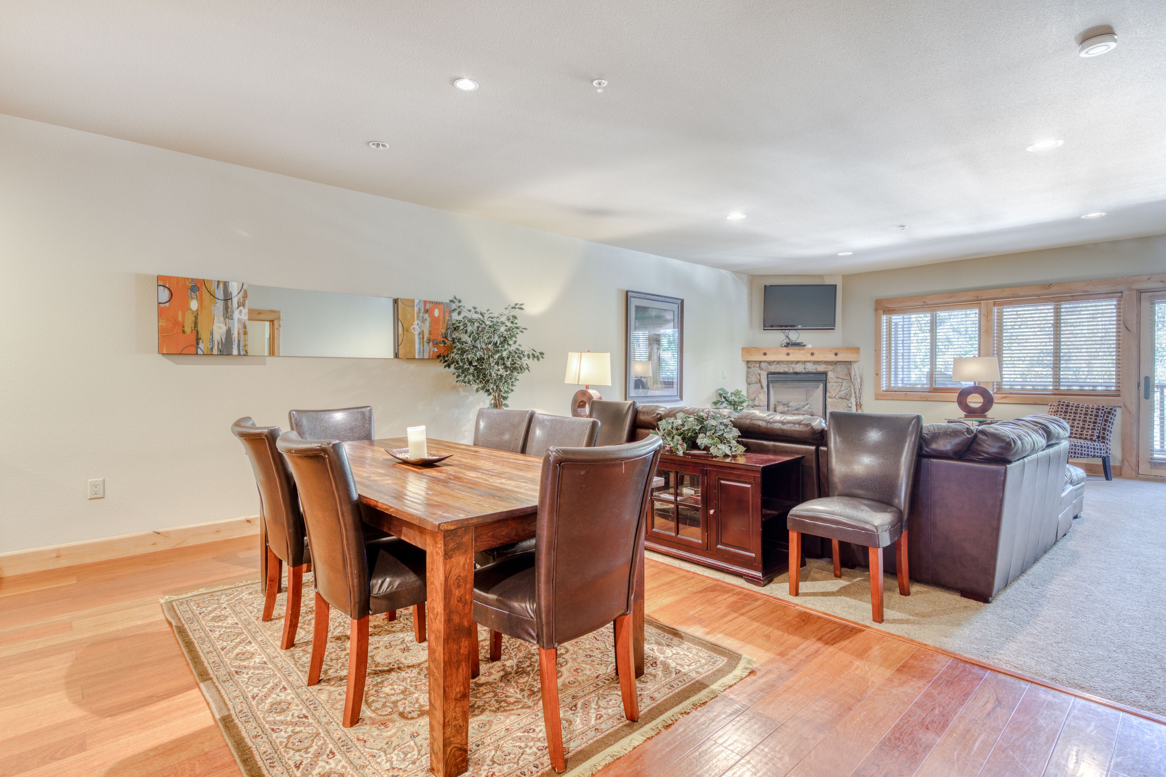 Luxury Mt. Hood condo w/shared pool/ hot tub, private balcony + skiing access