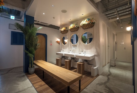 Tabla de planchar con plancha, wifi gratis y ropa de cama