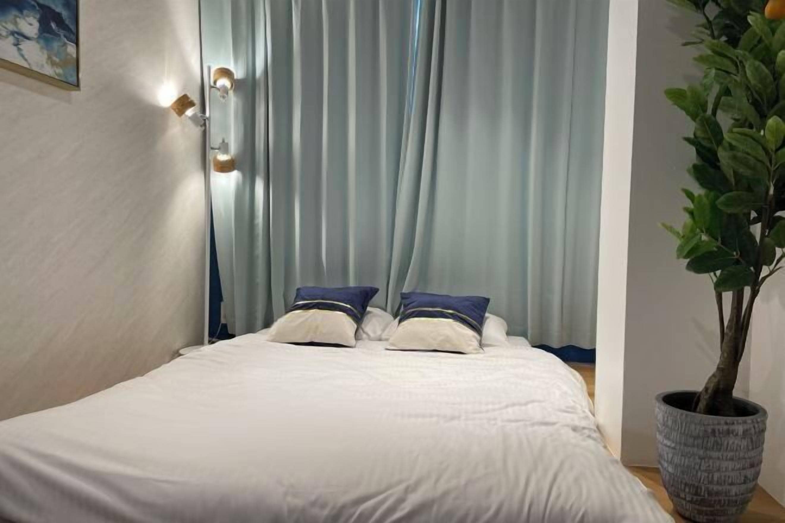 Iron/ironing board, free WiFi, bed sheets