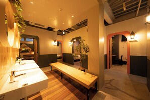 Iron/ironing board, free WiFi, bed sheets - Glamping Tokyo Asakusa - Hostel (Tokyo)