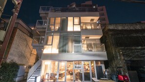 Un immeuble à plusieurs étages avec un restaurant situé au rez-de-chaussée.