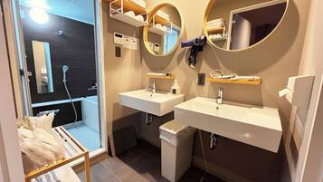 Quarto em estilo japonês, banheiro privativo (Premium Japanese-Western Room) | Banheiro | Produtos de toalete grátis, secador de cabelo, sabonete, shampoo