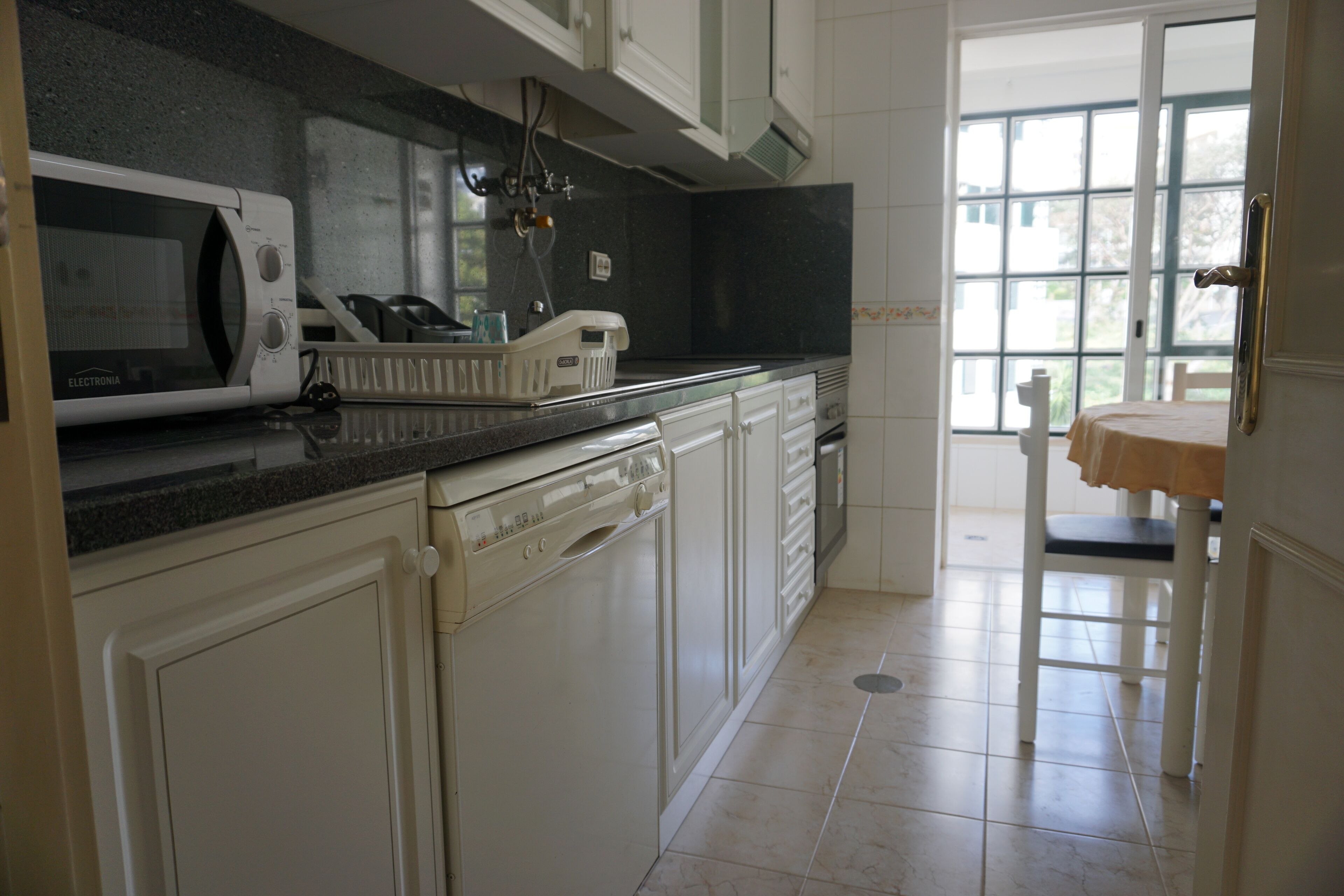 冰箱、微波炉、烤箱、炉灶