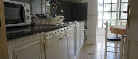 Køleskab, mikrobølgeovn, ovn, kogeplade