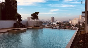 حمام سباحة على السطح