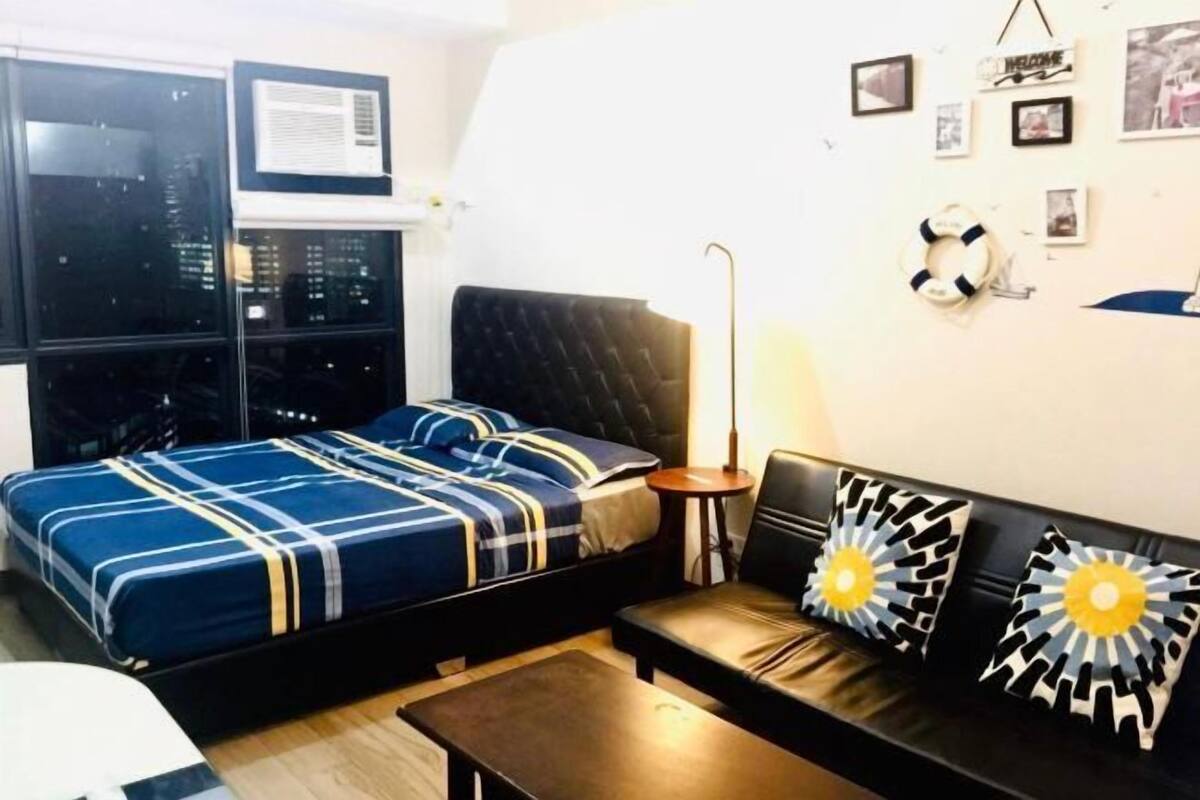 Escritorio, espacio para trabajar con laptop y cortinas blackout