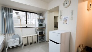 Apartment | Private kitchen | Microwave, stovetop, rice cooker, cookware/dishes/utensils - Dougenzaka 2chome 404 (Tokyo)