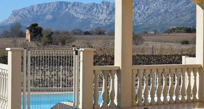 View Sainte Victoire, large new apartment with swimming pool near Aix-en-Provence