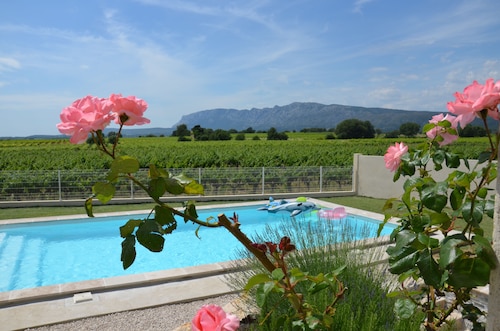Vue Sainte Victoire, grand appartement neuf avec piscine proche Aix-en-Provence