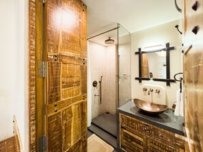 Douche, douche à « effet pluie », articles de toilette de luxe