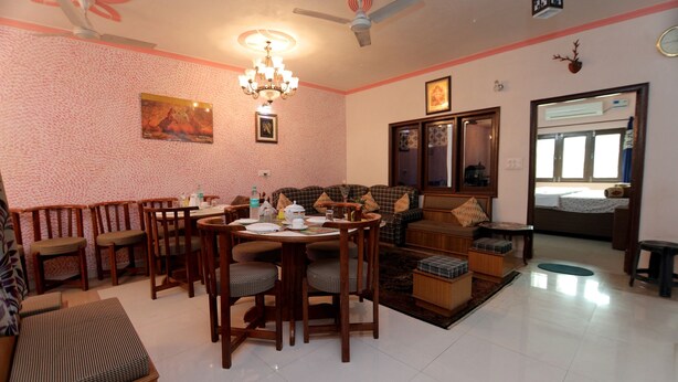 Living area - Indian Home Stay (Agra)