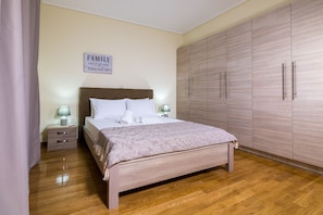 2 bedrooms, desk, laptop workspace, soundproofing