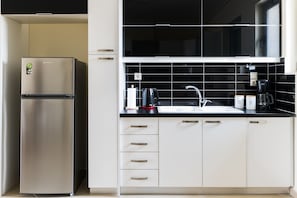 Loft (4th Floor) | Privékitchenette | Een koelkast met diepvriezer, een koffiezetapparaat/waterkoker