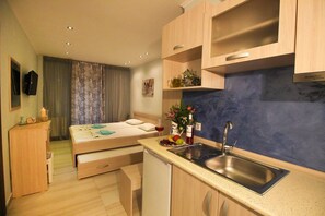 Basic-Apartment (3 Adults) | Wohnbereich | Flachbildfernseher