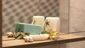 Basic Apartment (3 Adults) | Bathroom amenities | Shower, hair dryer, towels, toilet paper - Athena's Studios (Kassandra)