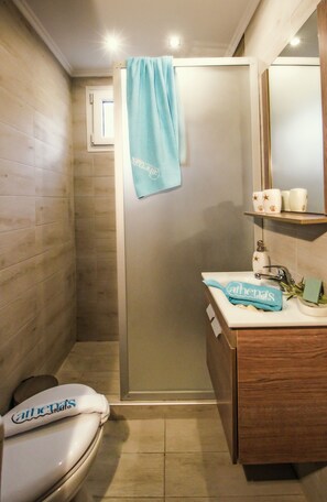Studio | Bathroom | Shower, hair dryer, towels, toilet paper