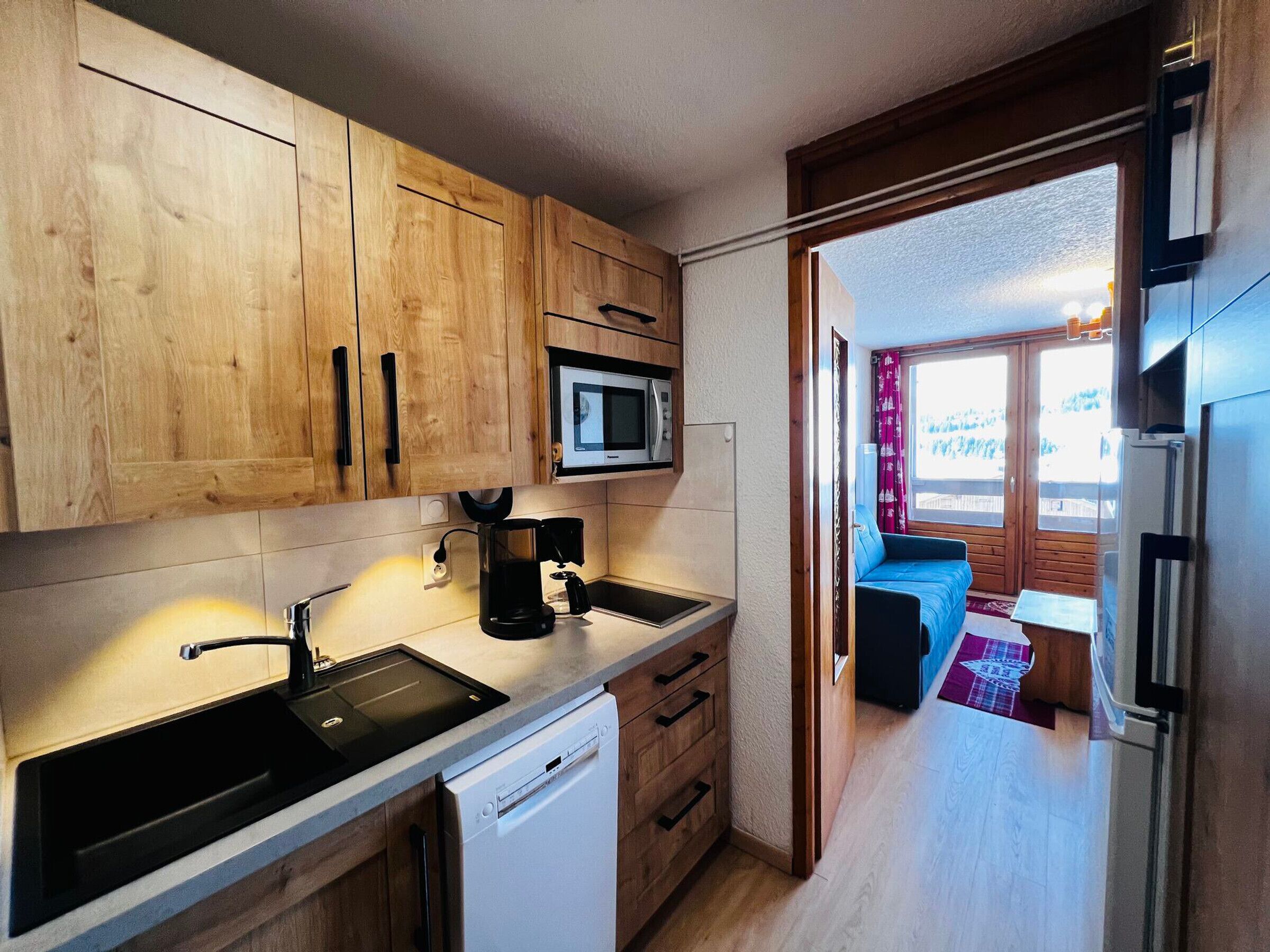 Fridge, microwave, dishwasher, coffee/tea maker