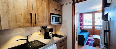 Réfrigérateur, micro-ondes, lave-vaisselle, cafetière/bouilloire