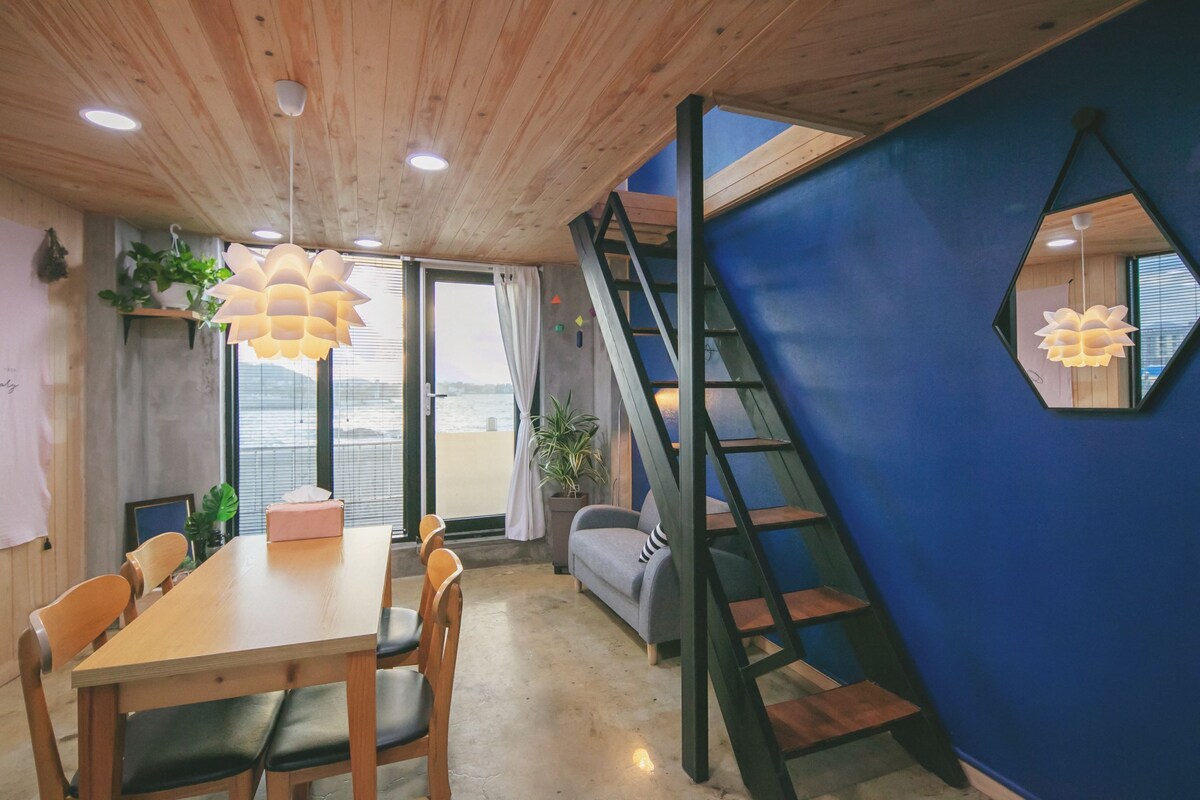 Blue Room | Living area
