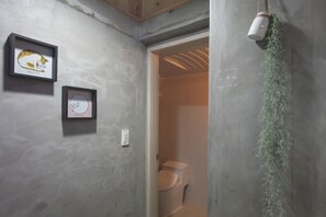 Shower, free toiletries, hair dryer, bidet